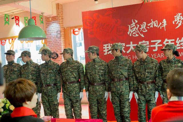 救援时尚的女孩
