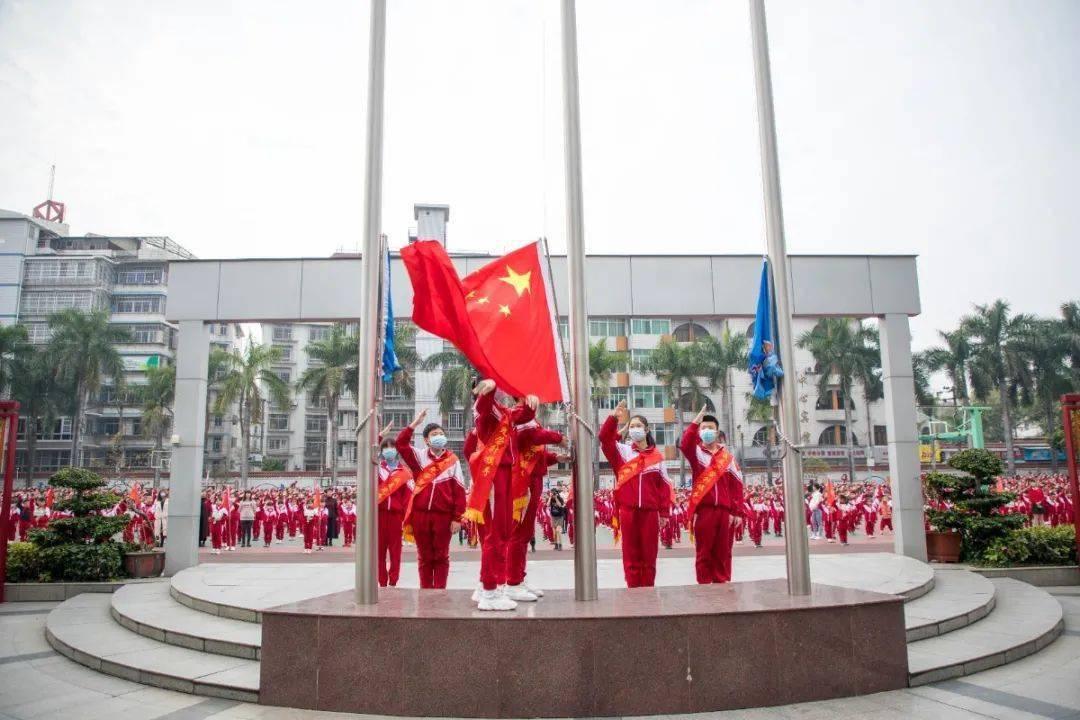 蒸肠粉是广东地区的一道传统小吃，以其嫩滑、口感鲜美而备受喜爱