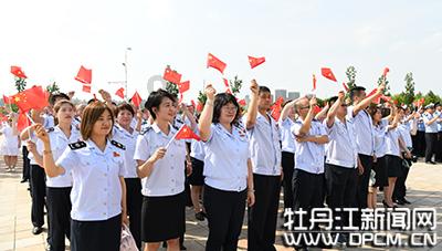 女童玩耍时意外跑到车流中 俩邻居飞奔拦车 成功救下